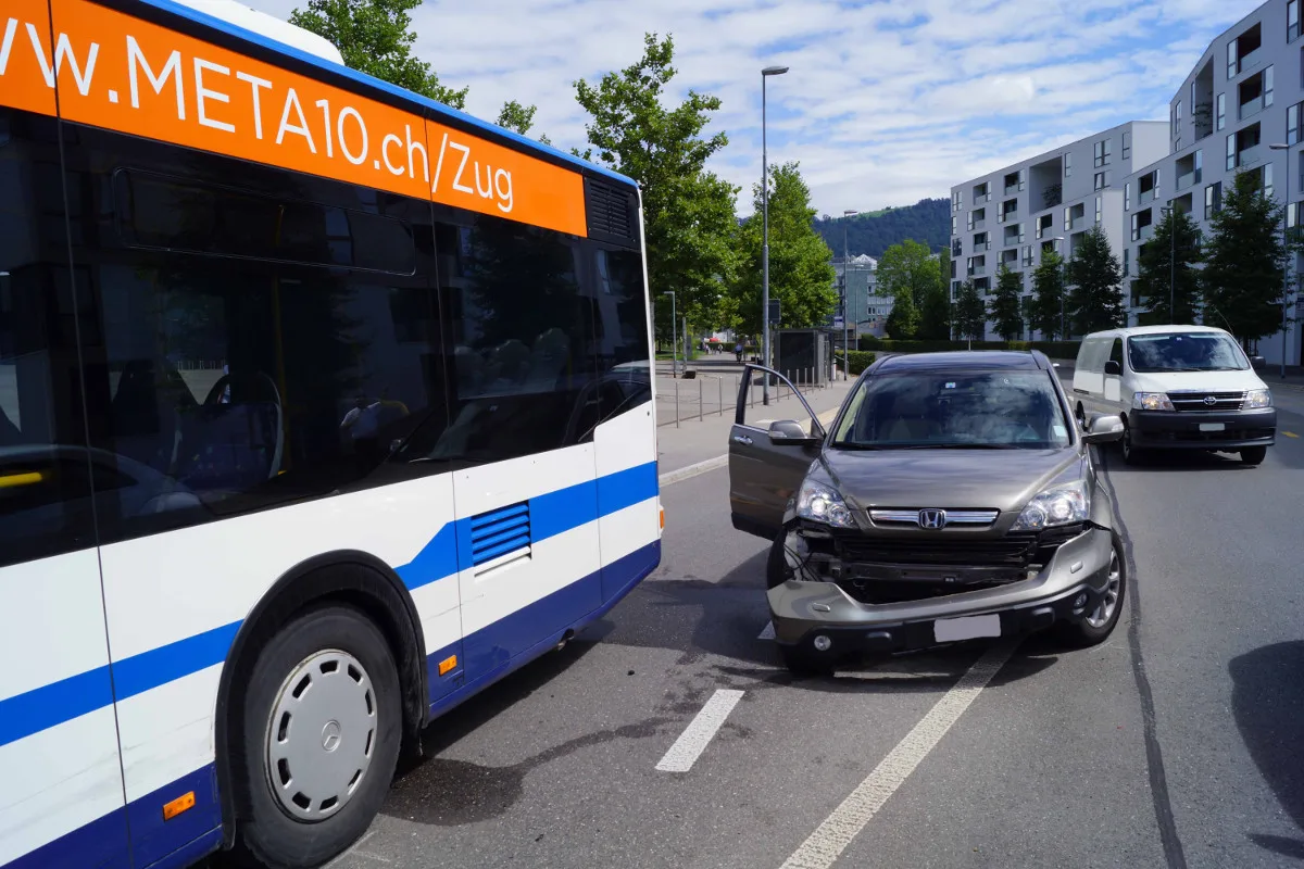 Linienbus und Auto streifen sich in Zug