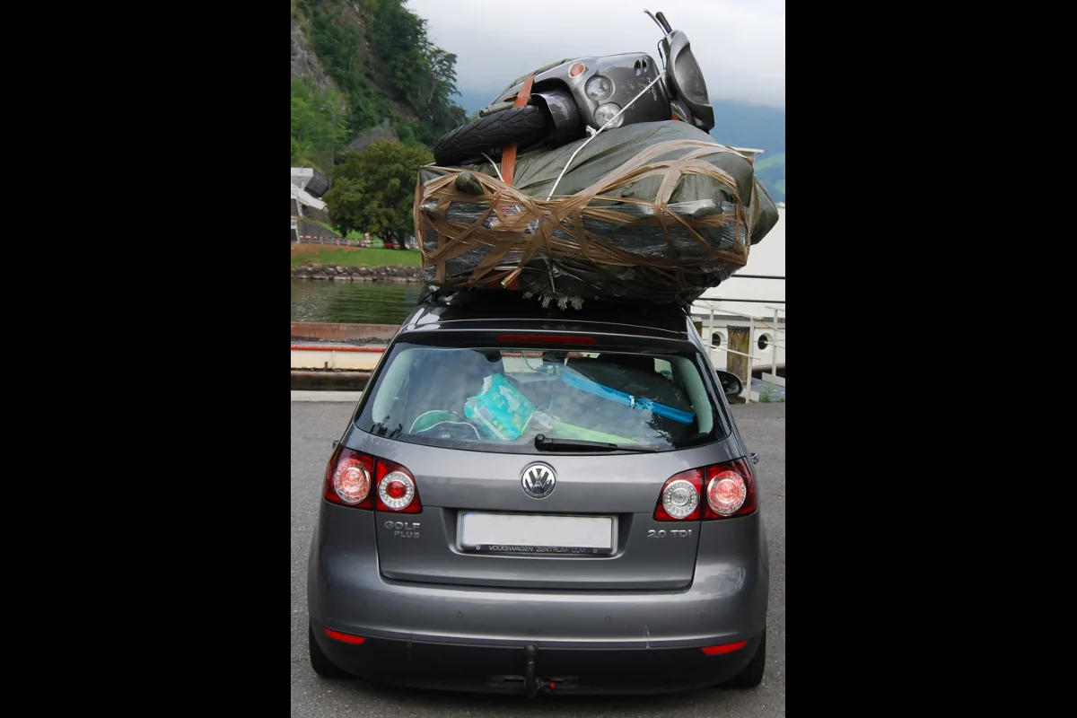 Luzern/Kriens LU: Auto mit Roller auf dem Dach unterwegs