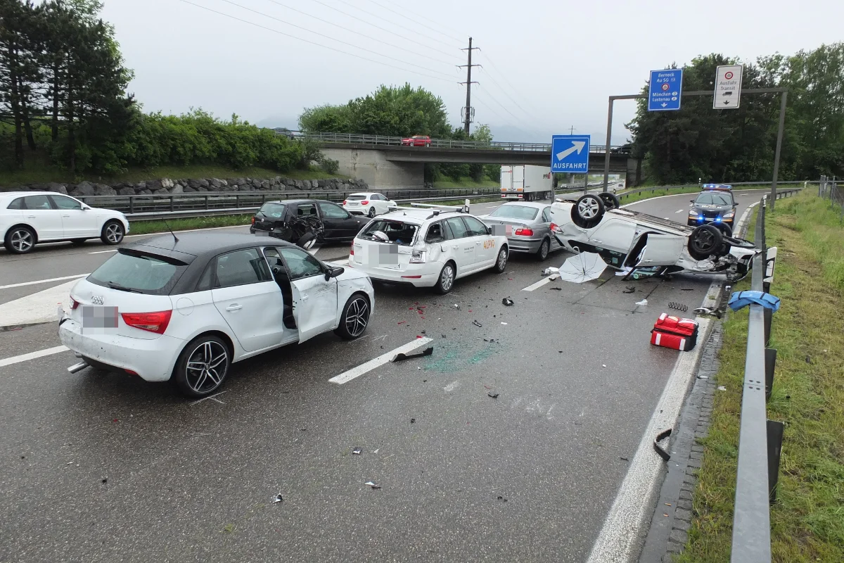 In Au mit Auto auf dem Dach gelandet