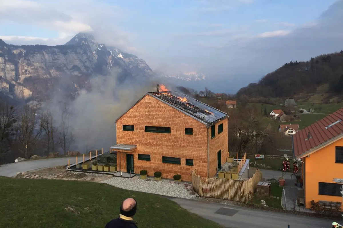 Brennendes Hausdach in Filzbach