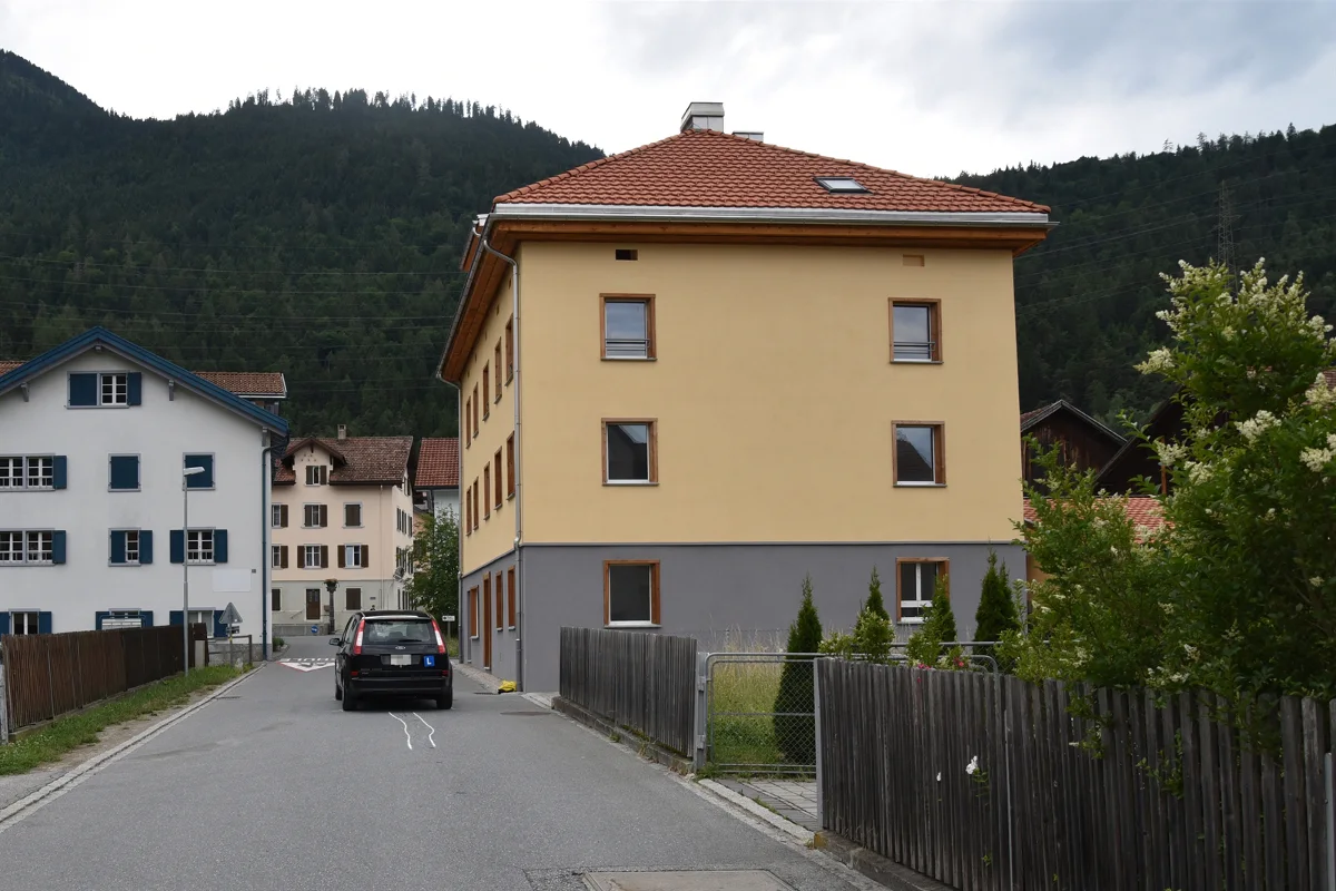 Rhäzüns GR - Kind (5) gerät mit Scooter unter Auto 