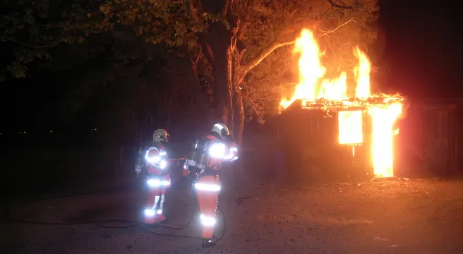 Altdorf: Gartenhäuschen in Flammen getaucht