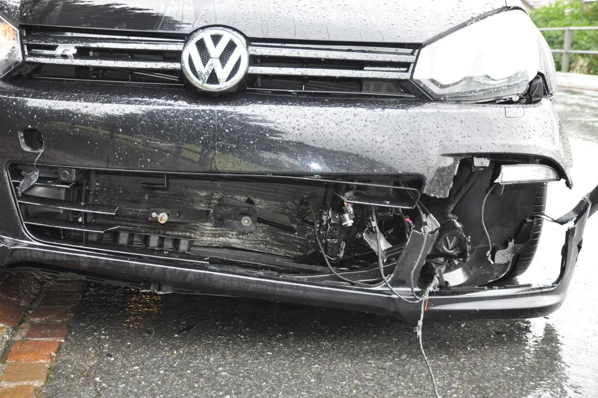 Triesenberg FL: Ungenügend gesicherte Ladung prallt gegen Auto