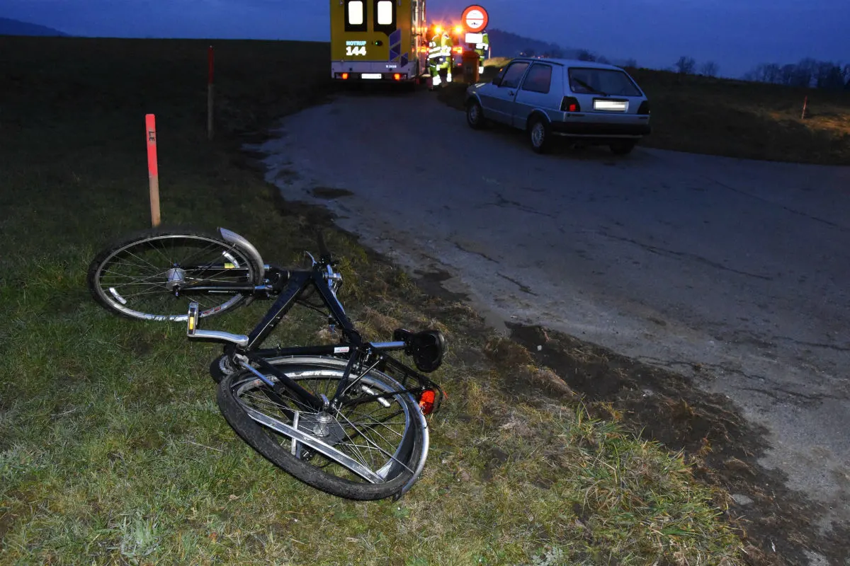 Niederglatt SG - Auto stösst mit Velo zusammen