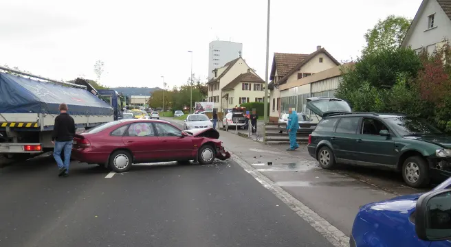 Seitliche Frontalkollision in Gelterkinden fordert drei Verletzte