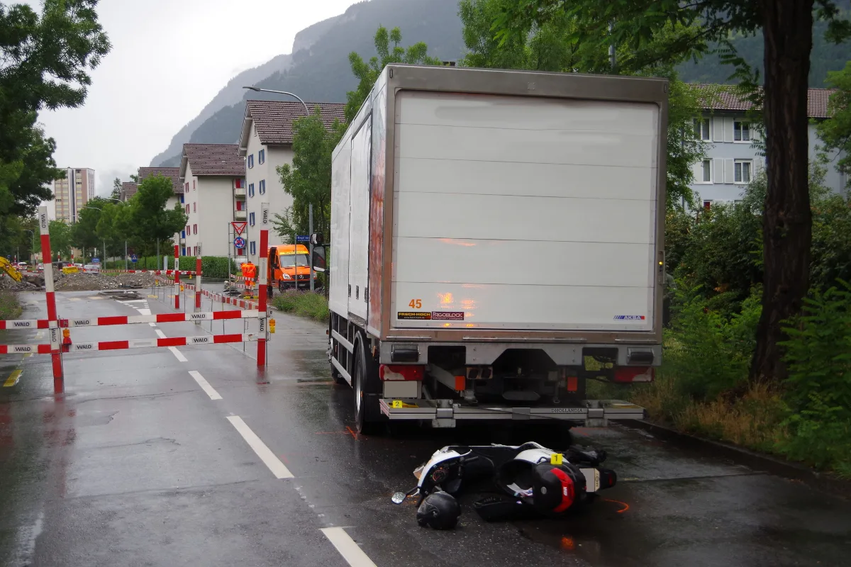 Chur GR - Rückwärtsfahrender Lkw erfasst Rollerfahrer