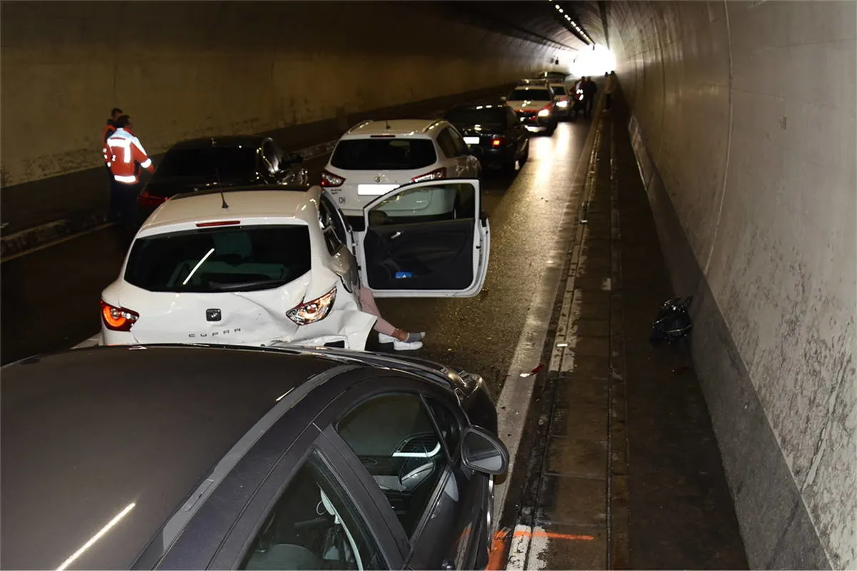 A13 Bonaduz GR - Zwei Auffahrkollisionen im Tunnel Plazzas