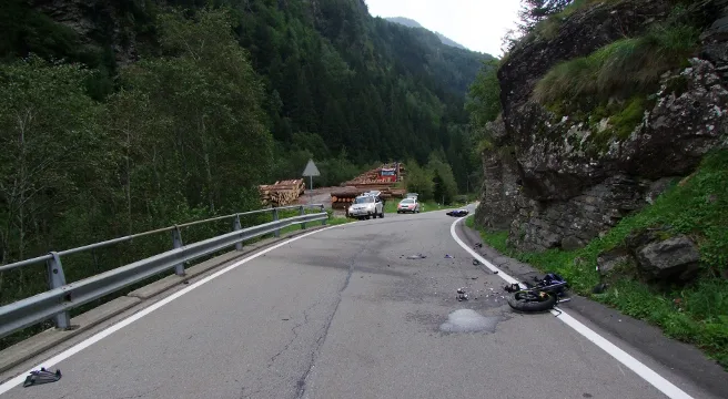 Arvigo: Mit Töff in Felsen geknallt