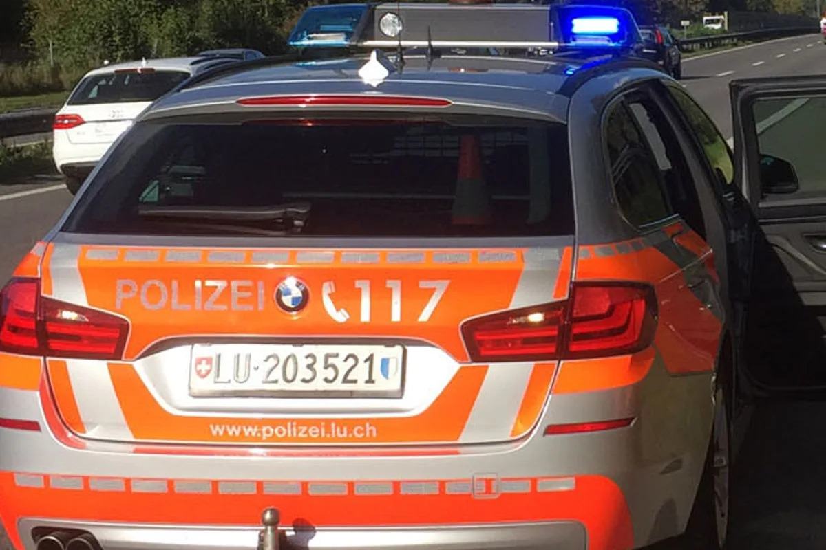 Buchrain LU -  Crash zwischen Lieferwagen und Auto auf der A14 - Zeugenaufruf