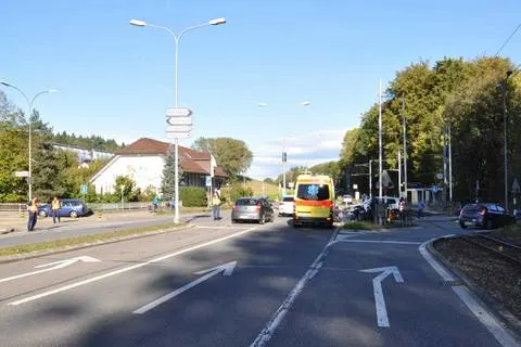 Riedholz SO - Motorradfahrerin auf Kreuzung von Auto erfasst