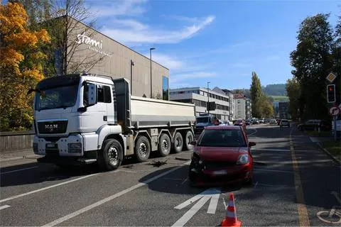 St. Gallen SG - Kollision zwischen Lastwagen und Auto - Zeugenaufruf