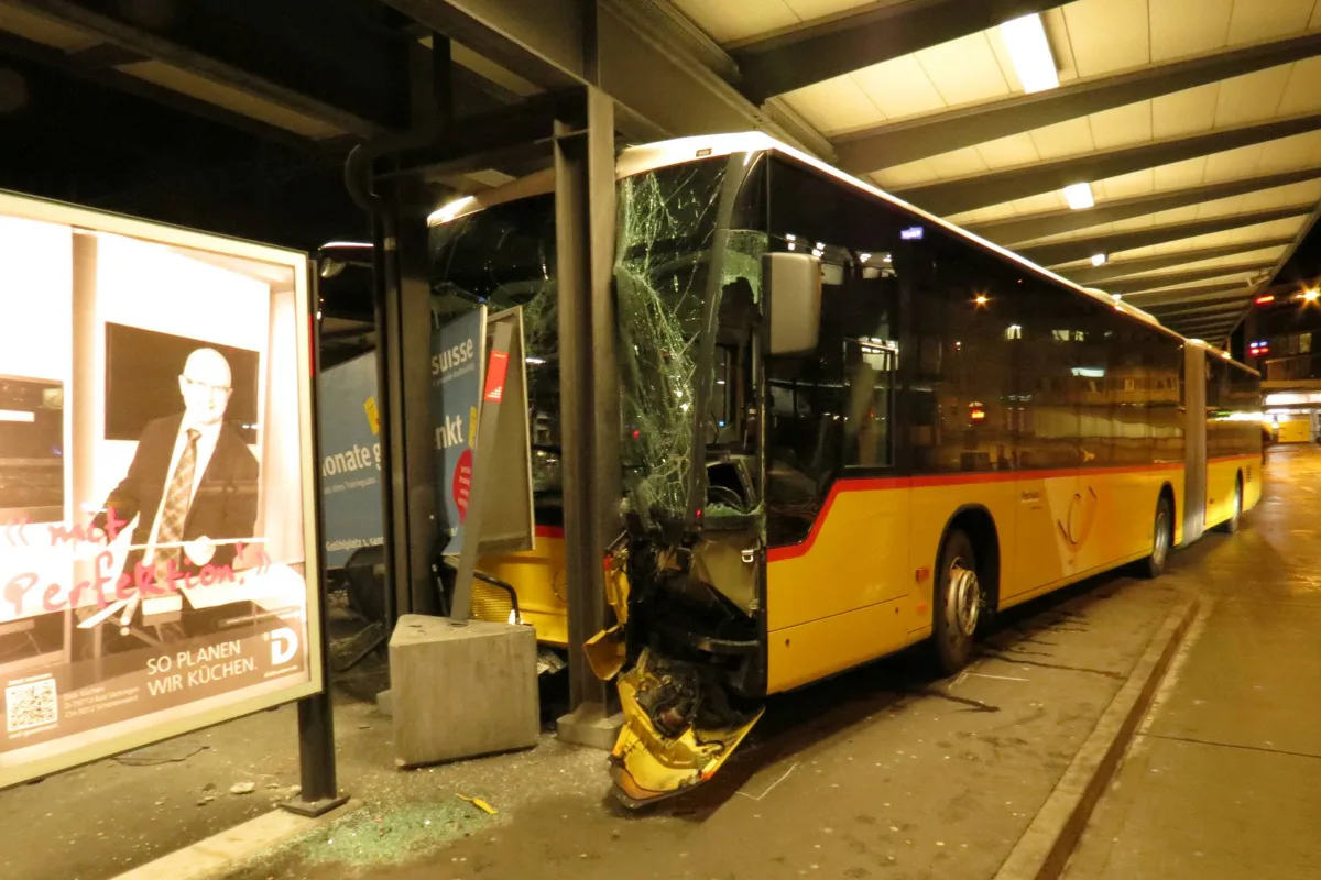 Chauffeur schrottet Postauto in Baden