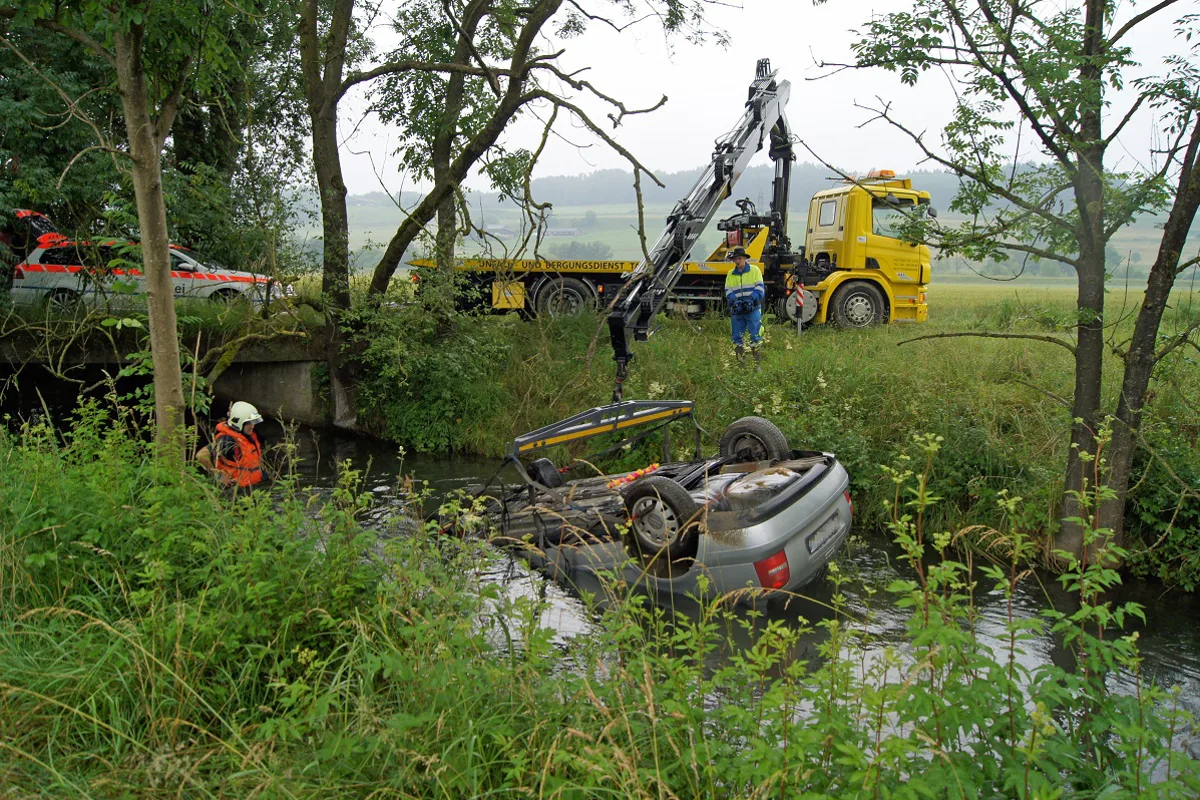 Hünenberg: Mit Auto in Kanal gelandet - Sünder flieht zu Fuss