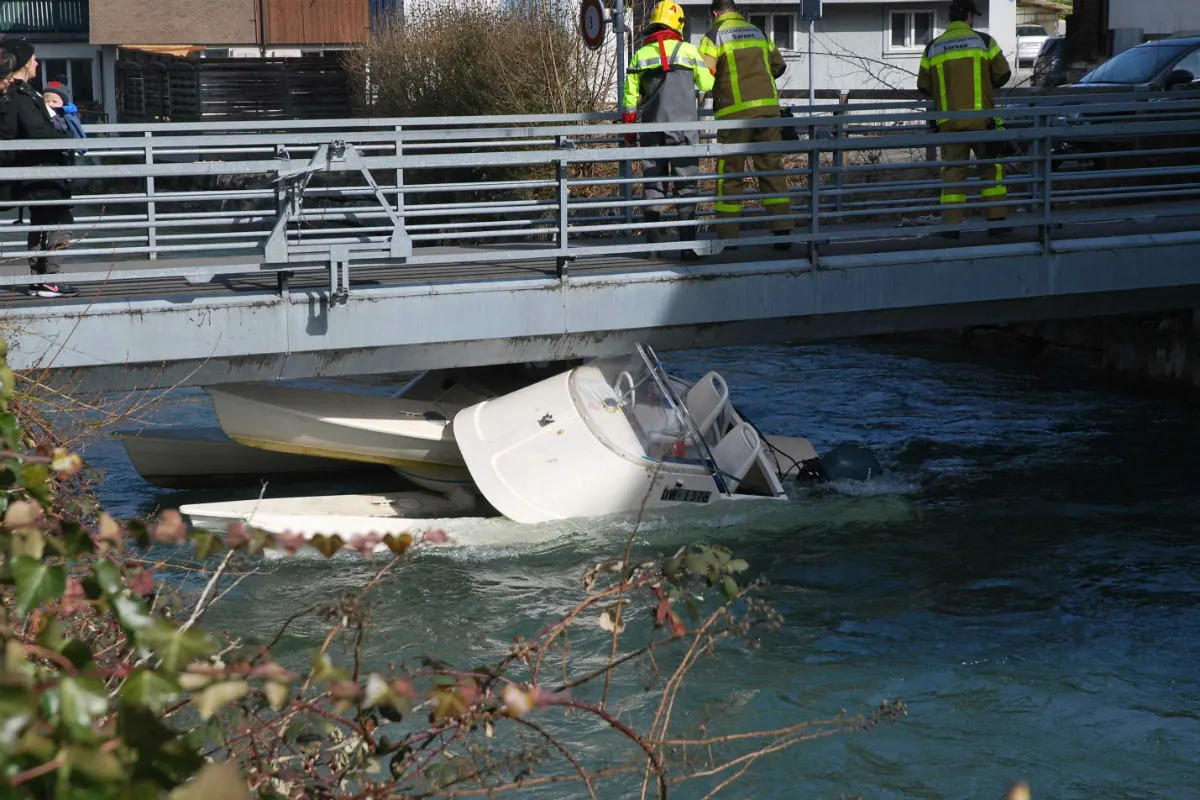 Motorboote trieben aus noch ungeklärten Gründen führerlos in der Sarneraa 