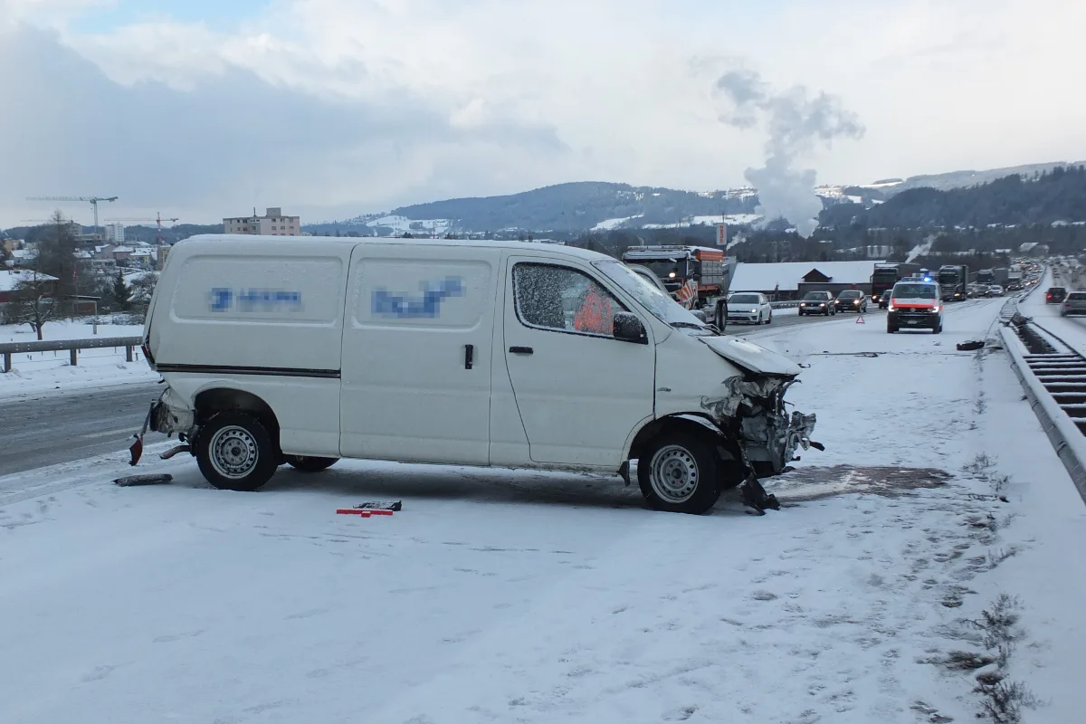Oberbüren SG - Mit Lieferwagen verunglückt und Folgeunfall verursacht