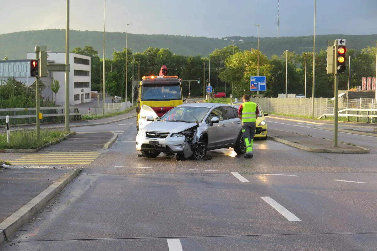 Pratteln BL - Autofahrer prallt frontal gegen Leitplanke