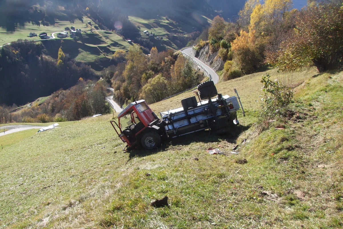 Lumbrein GR - Bauer mit Traktor verunfallt