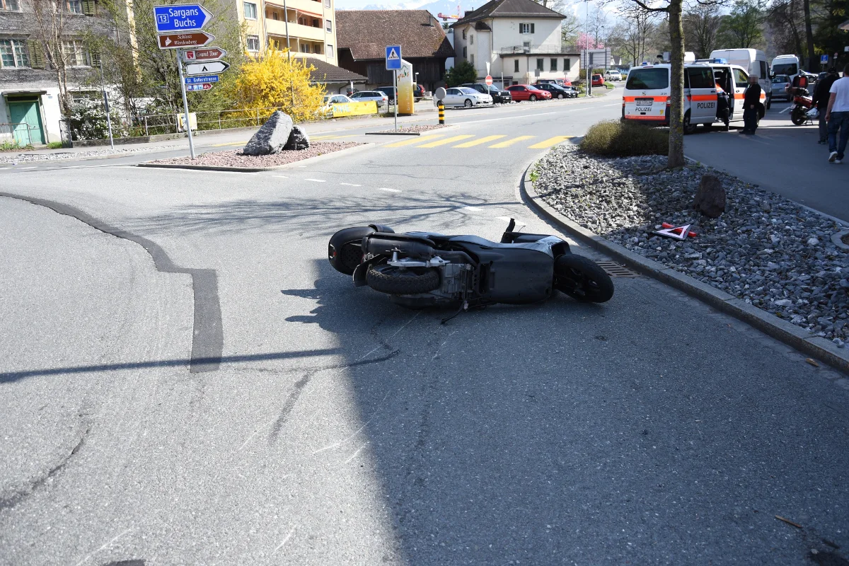 Grabs SG - Motorradfahrerin zieht sich bei Unfall im Kreisel Verletzungen zu