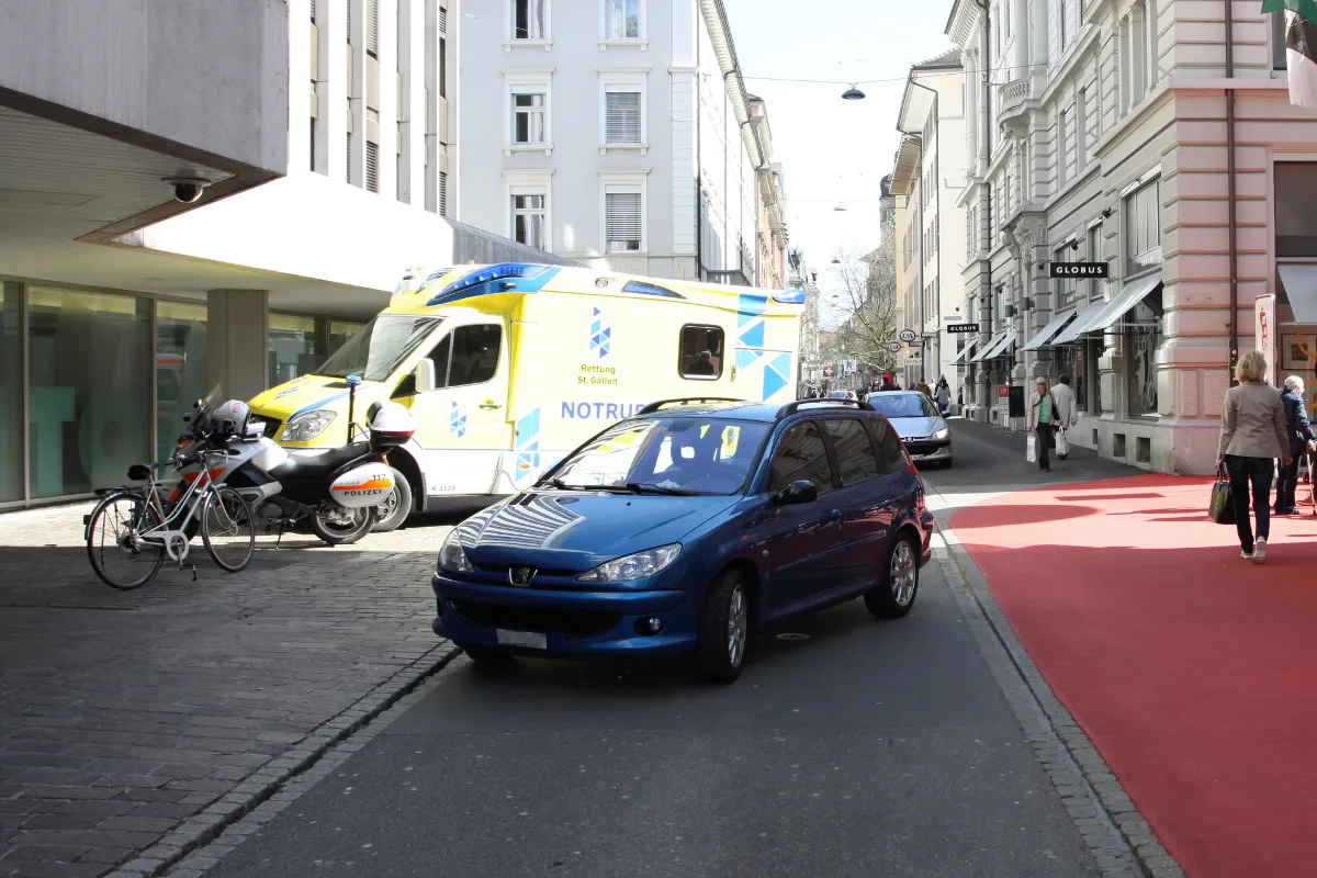 Auto kollidiert in St. Gallen mit Fahrrad
