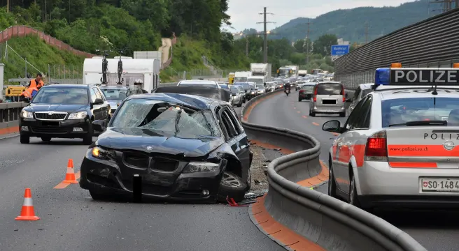 Boningen: Auto bei Alleincrash auf der A1 durch die Luft katapultiert
