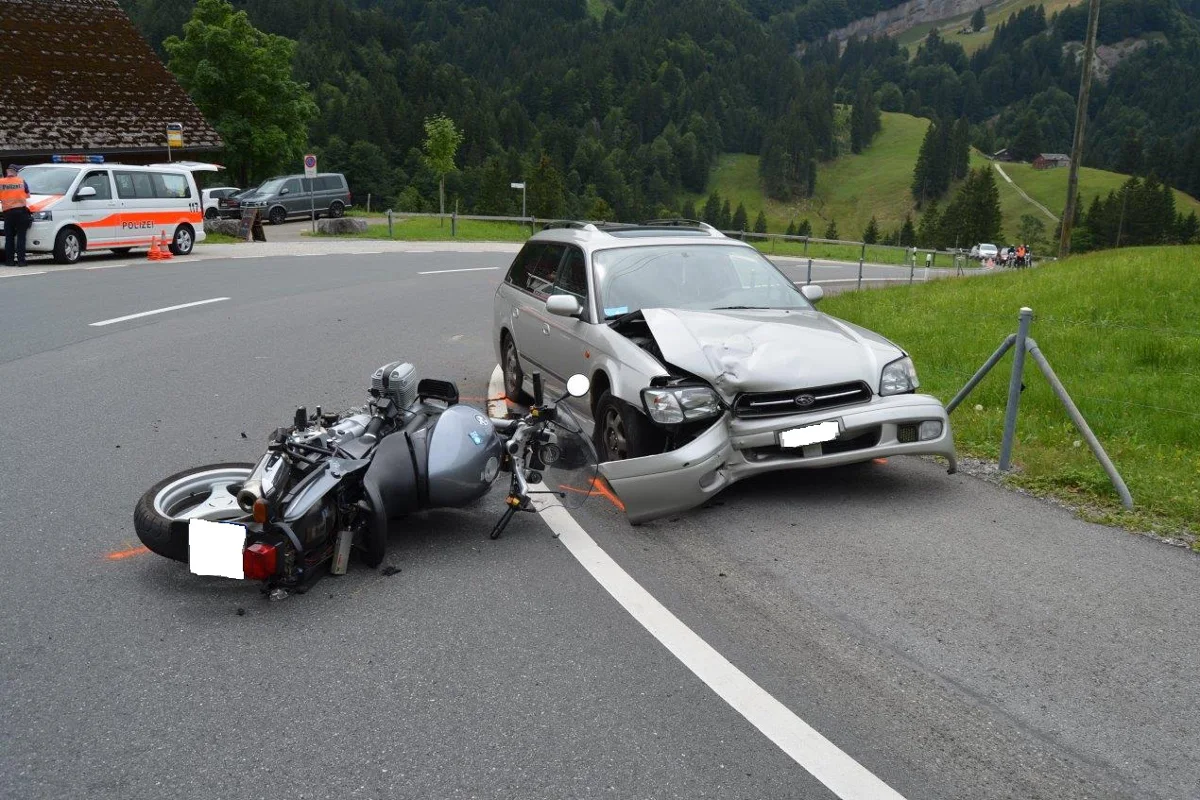 Frontalcrash zwischen Auto und Motorrad in Urnäsch