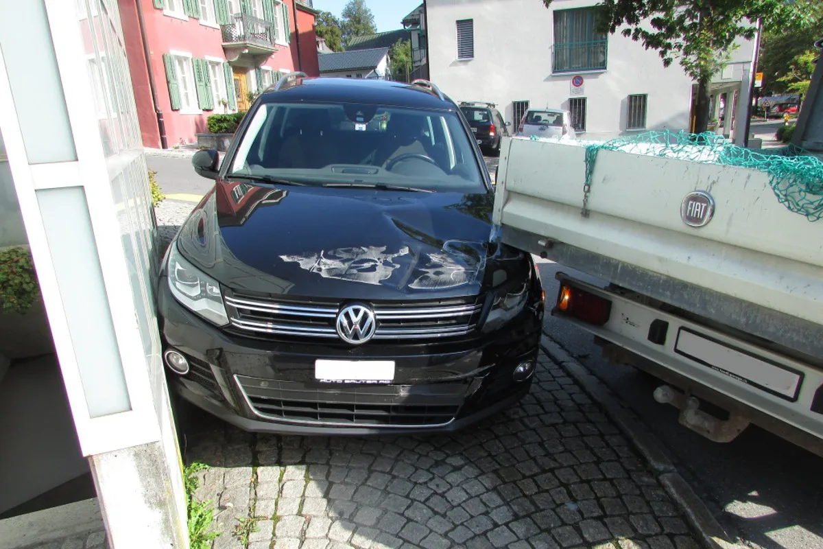Schwanden GL: Unfall verläuft glimpflich