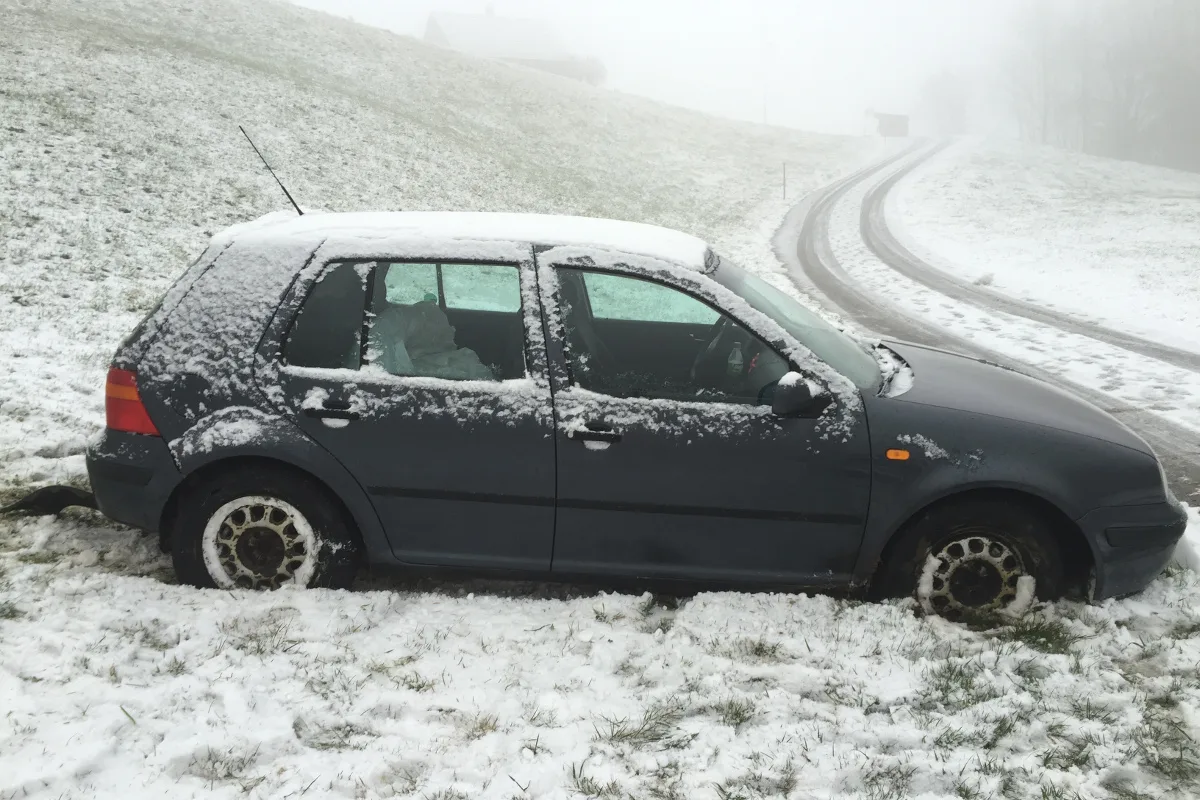 Heiden: Auto rutscht Böschung hinunter
