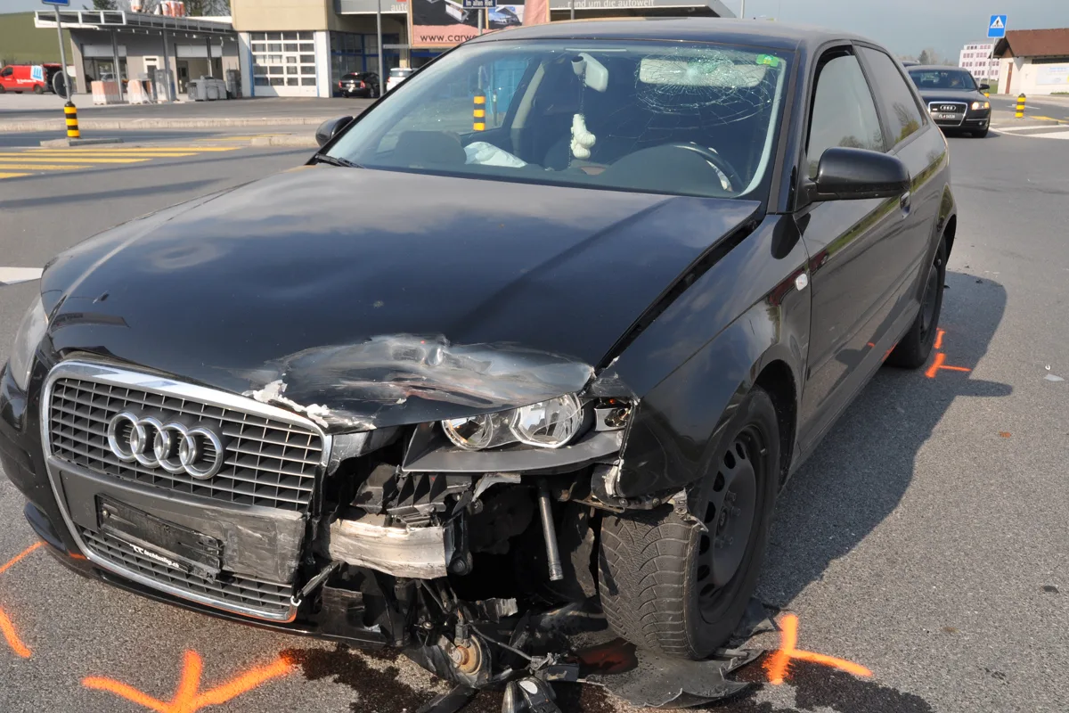 Schaan FL - Totalschaden und ein verletzter Lenker nach Unfall