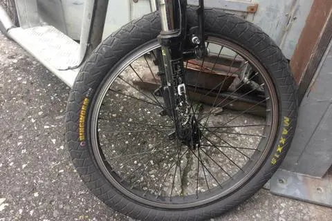 Filzbach GL - Mit Trottinett verunfallt