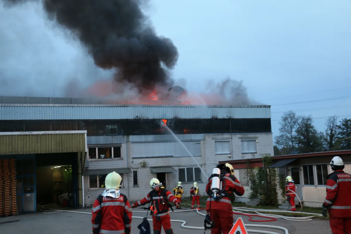 Grosser Sachschaden bei Feuer in Mönchaltorf