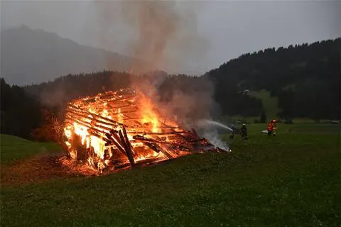 Laax GR - Stall nach Blitzeinschlag ausgebrannt
