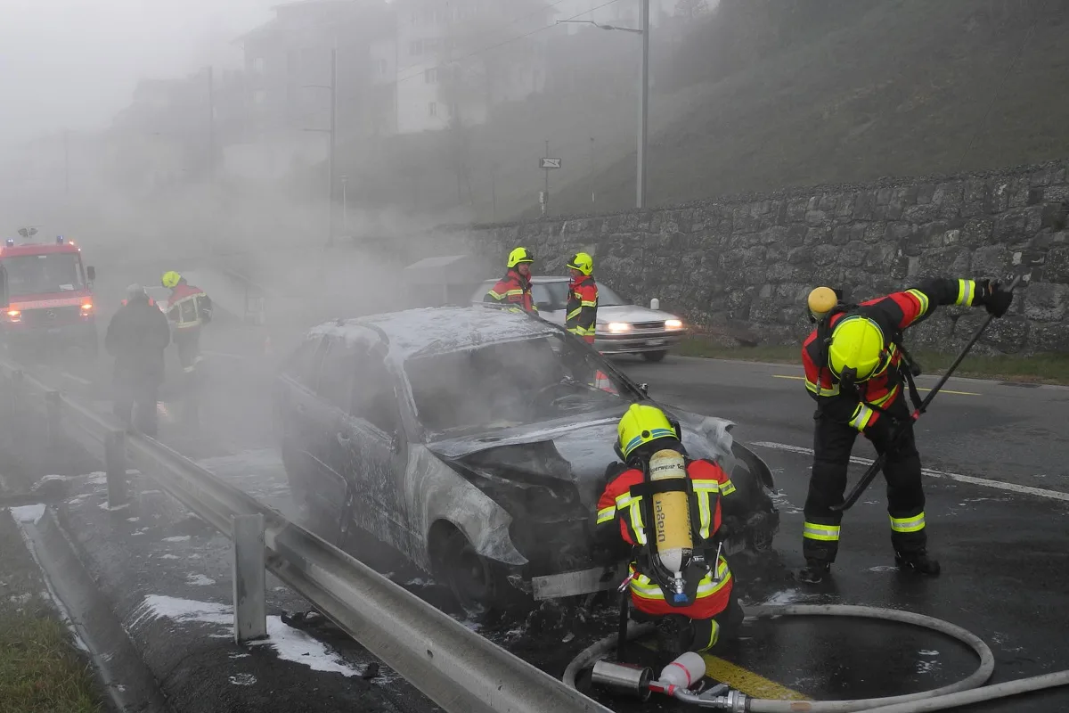 Sattel: Auto in Brand geraten
