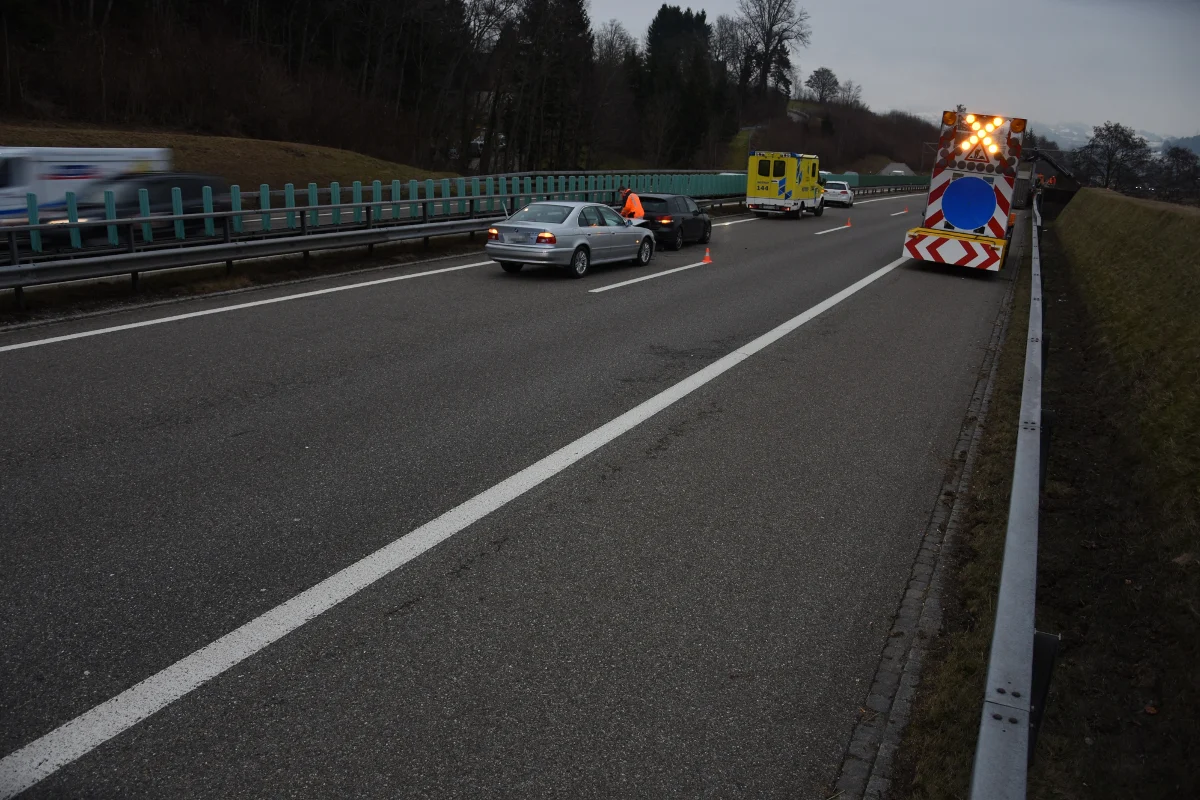 Zeugenaufruf aus Gossau - Lastwagen prallt gegen Aufpralldämpfer 