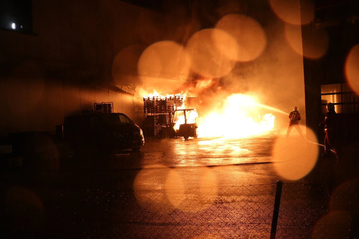 Urdorf ZH - Passant entdeckt Flammen auf Industrieareal