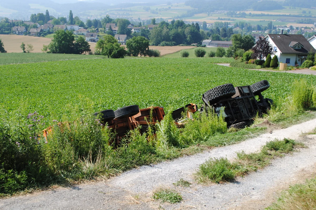 Böschungsmäher überschlägt sich in Stein am Rhein
