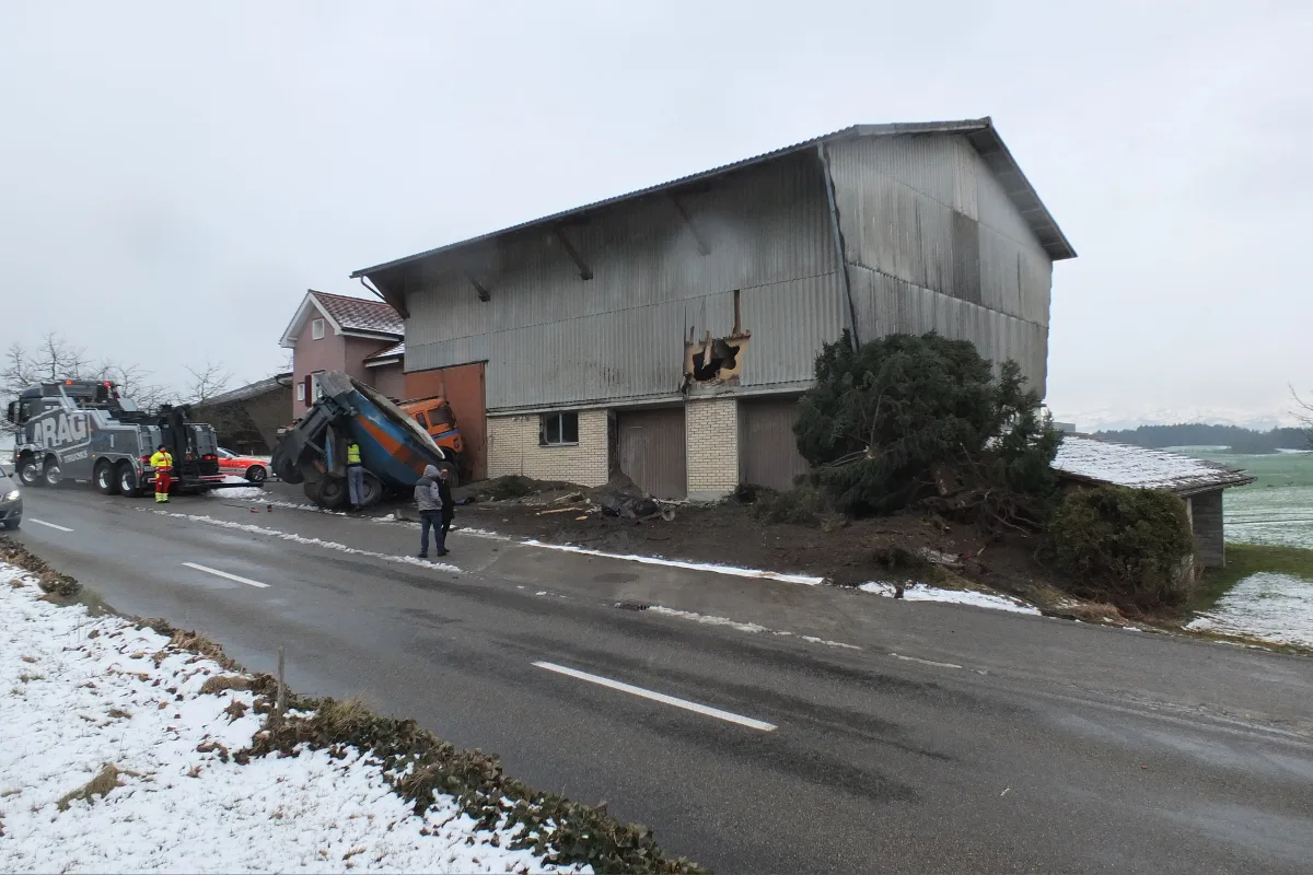Lenggenwil: Lastwagen prallt in Scheune