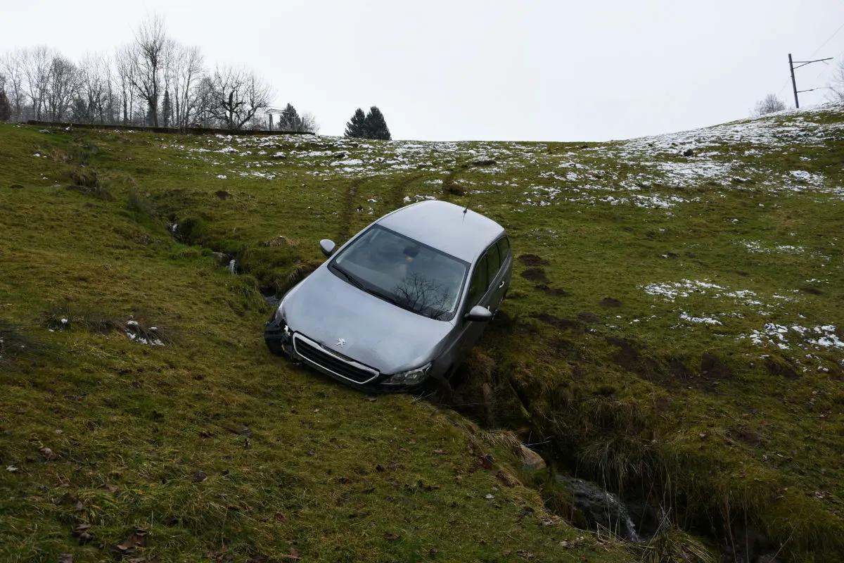 Kanton SG - Zwei Autofahrer übermüdet verunfallt