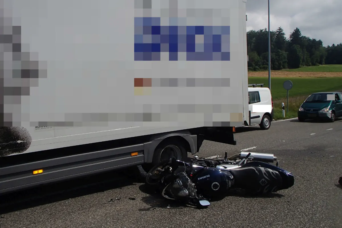 Oberwil-Lieli: Töfffahrer von Lastwagen erfasst