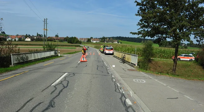 Schwerer Verkehrsunfall mit Velofahrer in Neftenbach