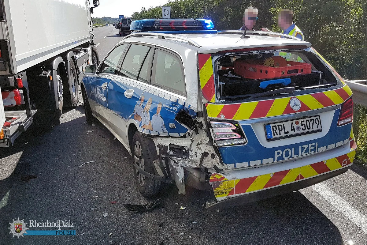 Kaiserslautern RP - Lkw schrottet Polizeiwagen