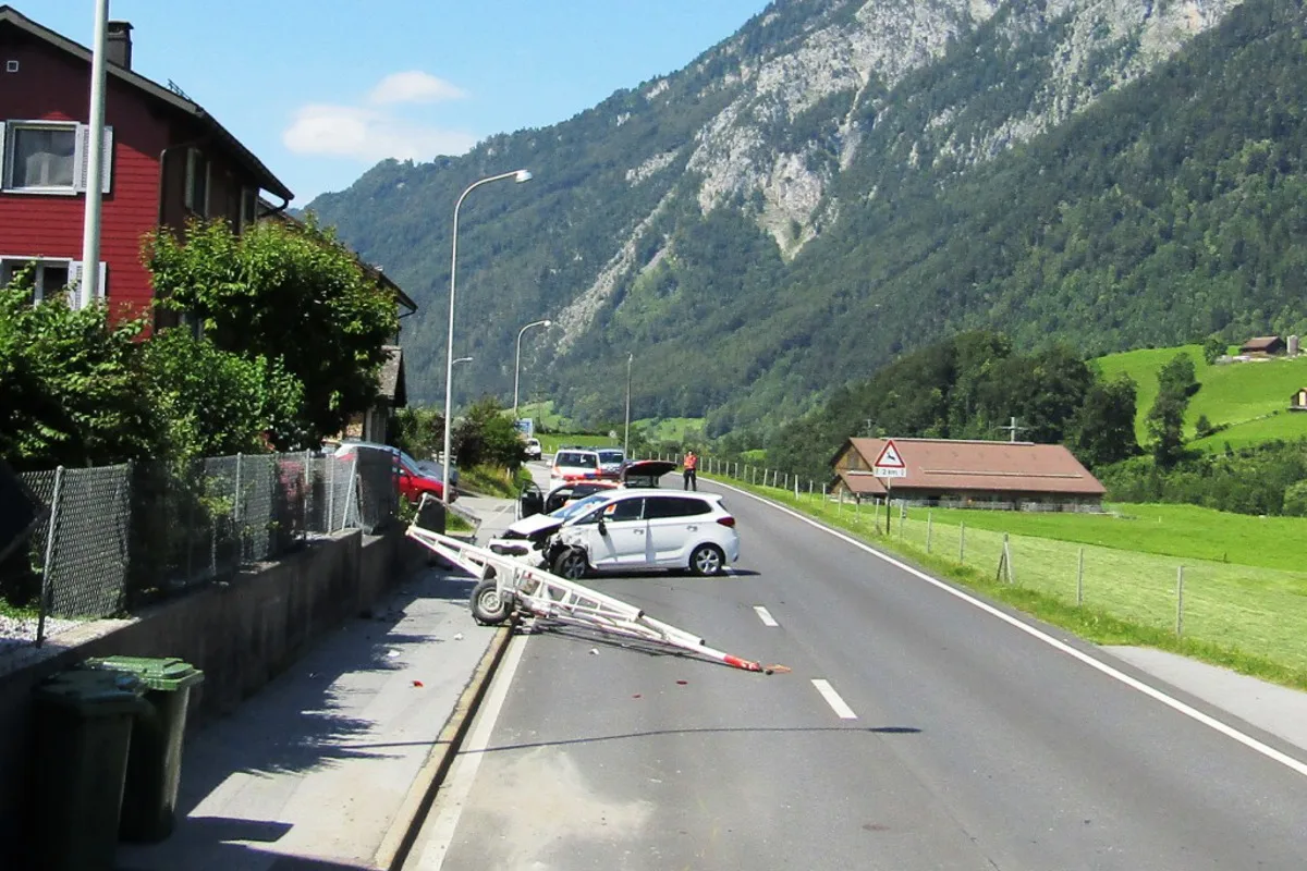 Führerschein-Entzug und Totalschaden nach Crash in Mitlödi