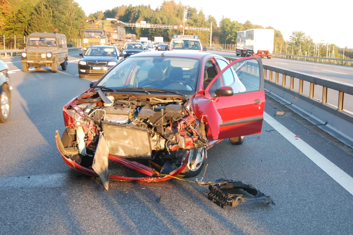 Gunzgen-Nord SO - Crash mit Mittelleitplanke - Zeugenaufruf