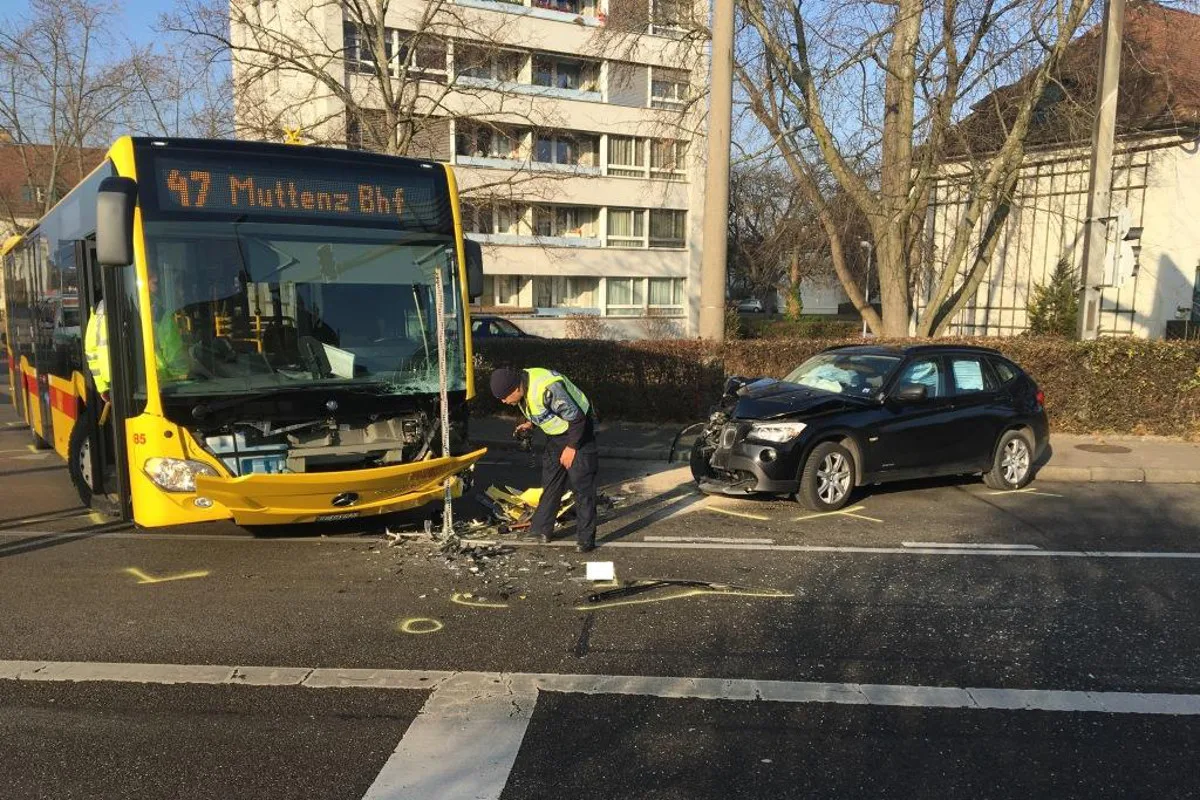 Basel BS - Grosser Sachschaden bei Crash