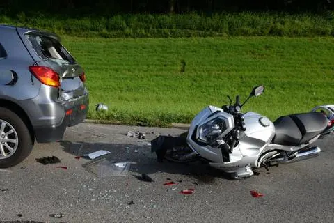 Hellbühl LU - Töfffahrer bei Auffahrcrash schwer verletzt