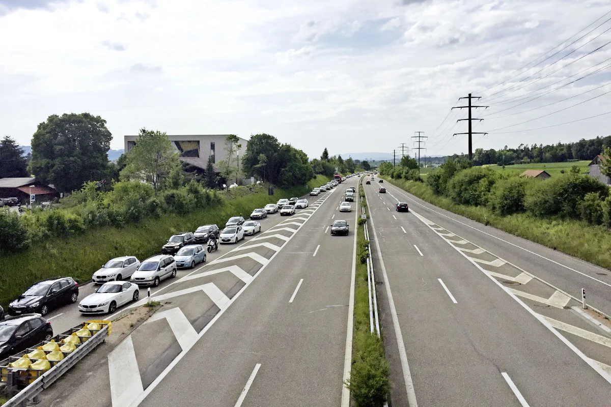 Uster-Nord ZH - Pannenstreifen der Autobahnausfahrt bei Stau nutzen