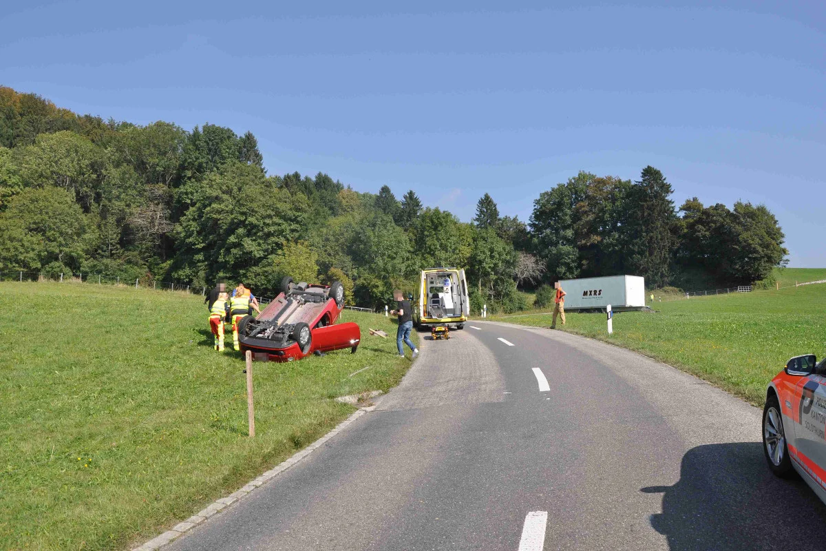 Balm bei Günsberg SO - Mit Auto überschlagen   