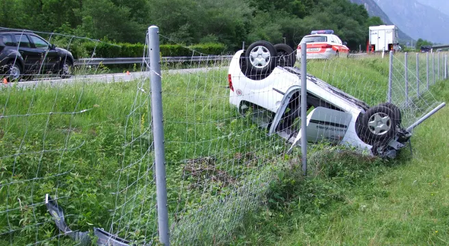 Lostallo: Auto landet bei Alleinunfall auf dem Dach 