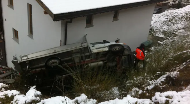 Lieferwagen macht sich in Ramosch selbstständig - mit Haus kollidiert