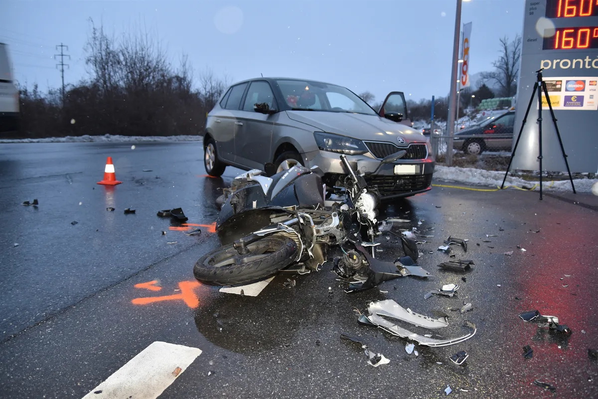 Zizers GR - Töfffahrer (18) frontal von Auto erfasst und verletzt