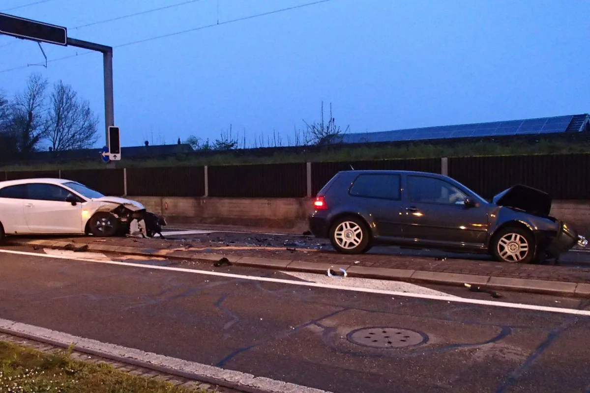 Döttingen AG - Crash wegen Rotlichtmissachtung
